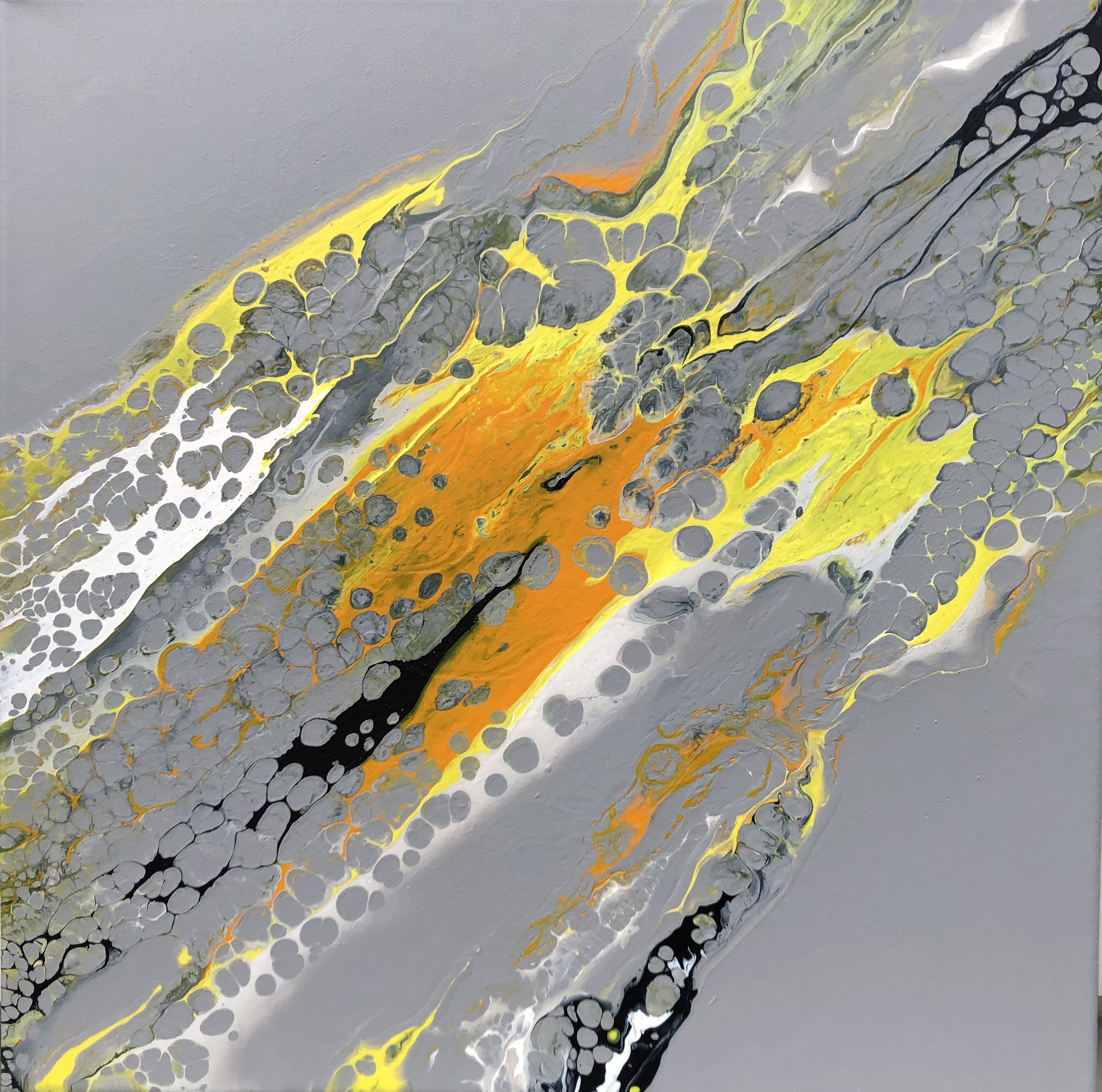 Abstract acrylic pouring on canvas with dynamic grey, yellow, and orange fluid patterns creating texture and movement. Abstrakt style, Acryl-Pouring auf Leinwand.