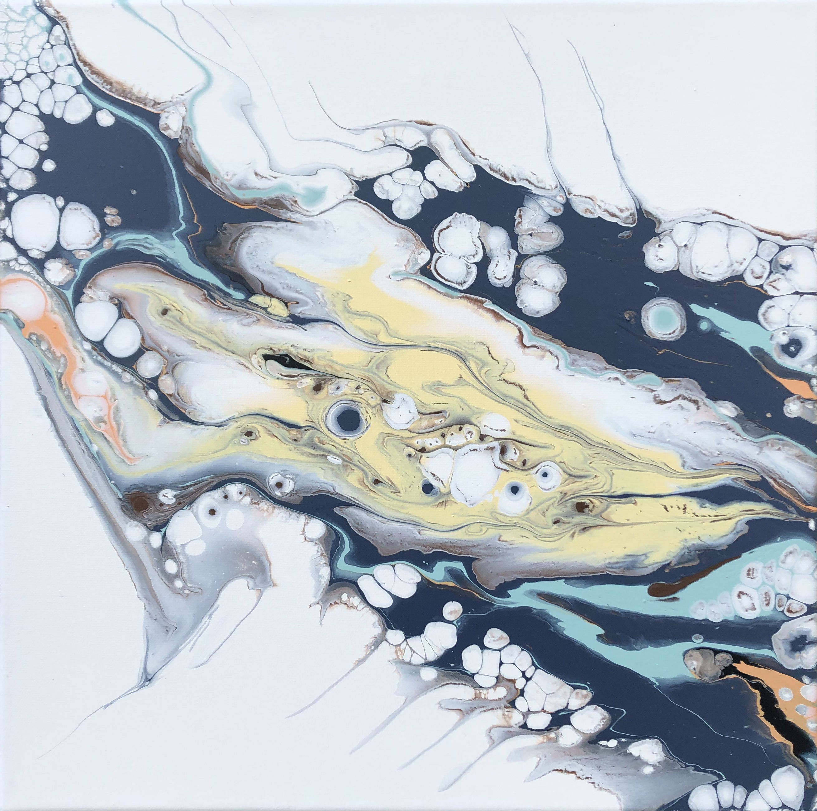 Dynamic acrylic-pouring abstract on canvas with fluid swirls of white, black, and yellow forming organic patterns and marble-like textures. Abstrakt style, Acryl-Pouring auf Leinwand.