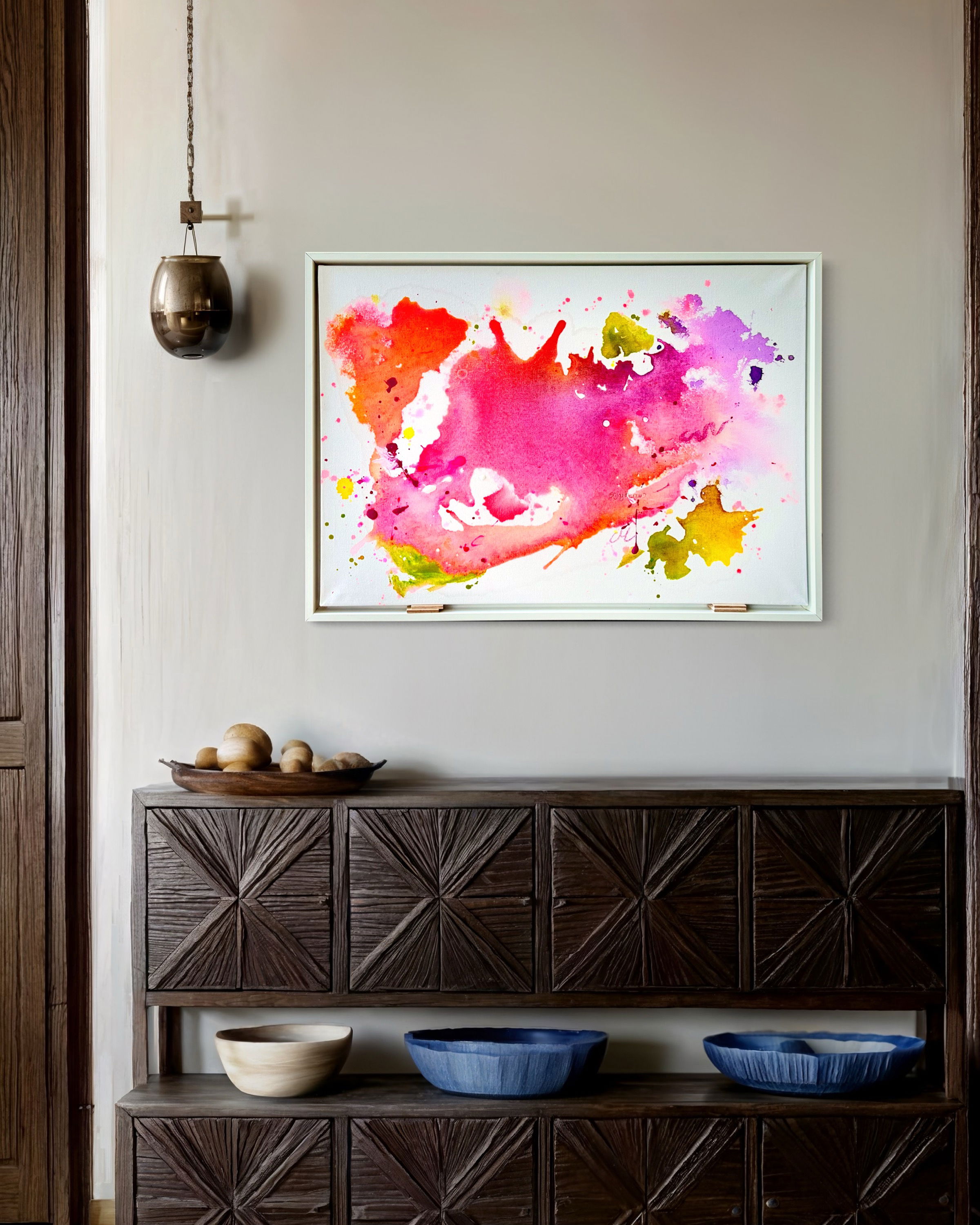 Vibrant abstract acrylic painting on canvas with a burst of pink, orange, yellow, and green, exuding fluidity and spontaneous energy. Abstrakt style, Acryl auf Leinwand.