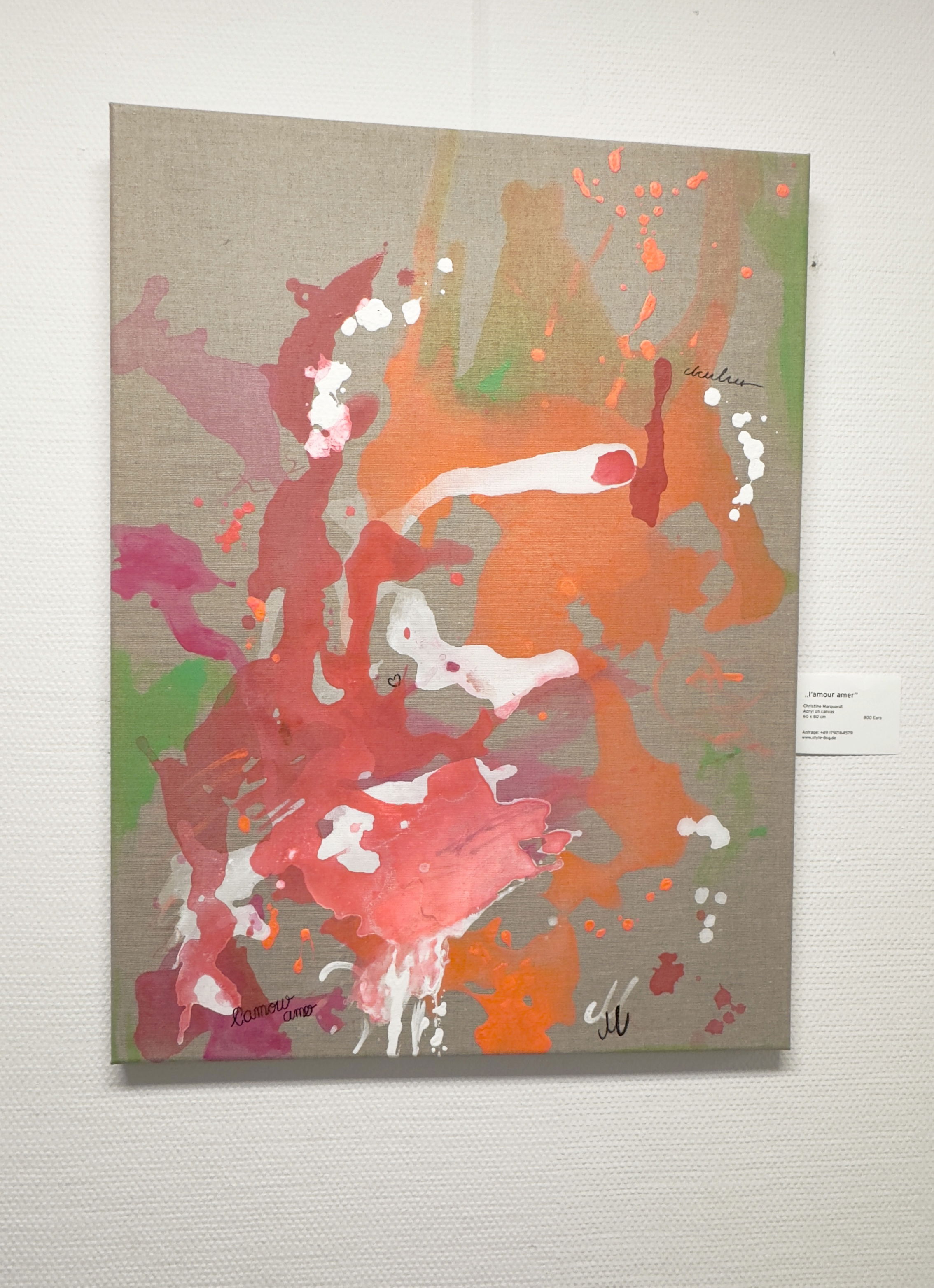 Abstract acrylic on canvas featuring dynamic splashes of pink, orange, red, and green. Modern, vibrant, and bursting with fluid energy. Abstrakt style, Acryl auf Leinwand.