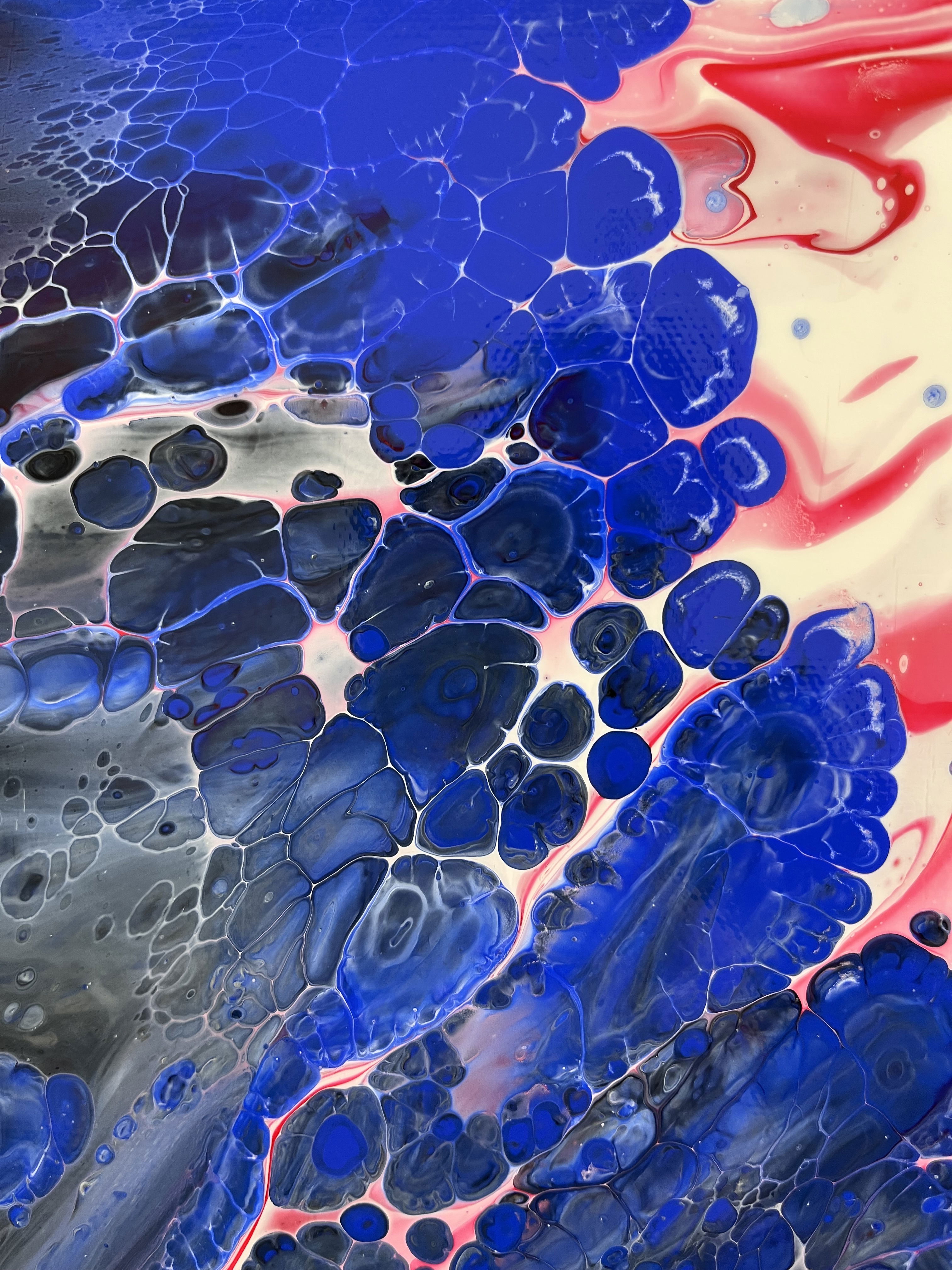 A swirling cosmos in azure and crimson; abstract acrylic on canvas depicting fluidity and microcosms through marbling and shimmering ripples. Artwork style is Abstrakt and technique Acryl auf Leinwand.