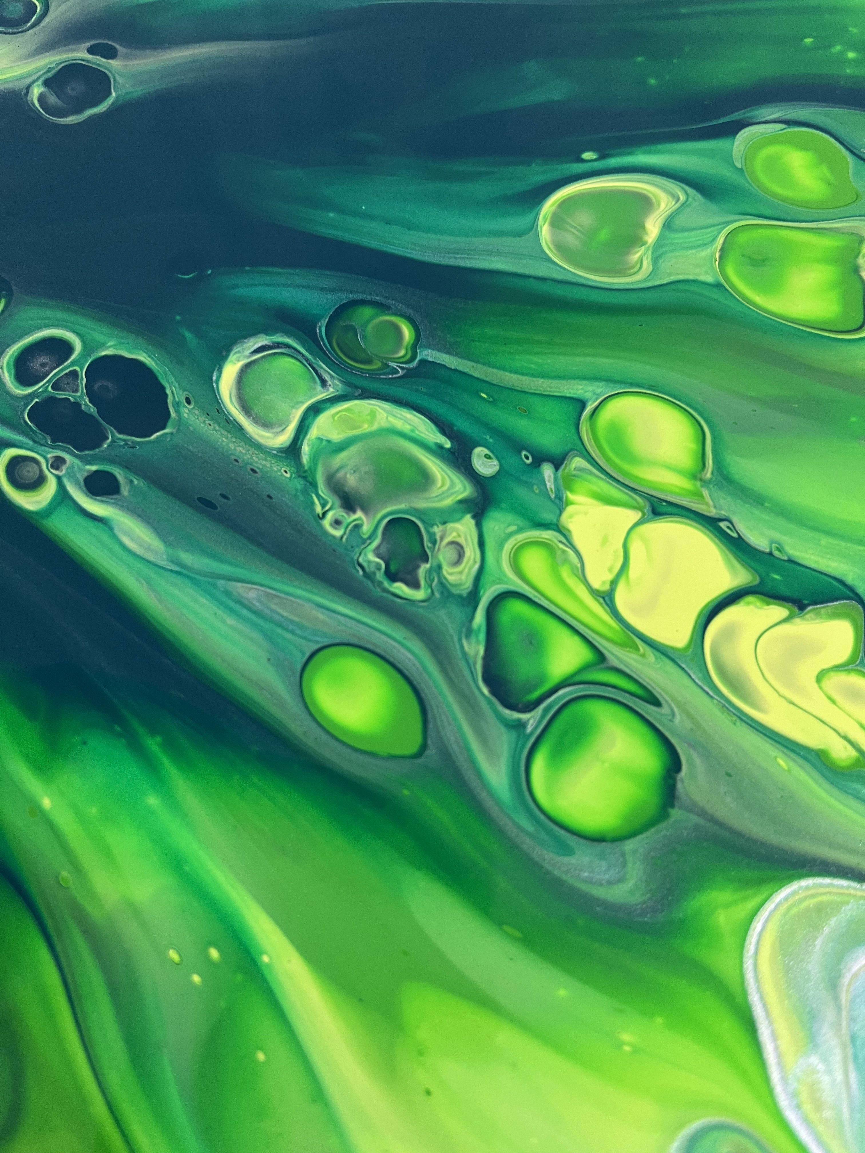 Acrylic on canvas abstract art, presenting fluid emerald tendrils and luminous vortices, capturing the essence of nature’s dynamic depth and radiant fluidity. Artwork style is Abstrakt and technique Acrly auf Leinwand.