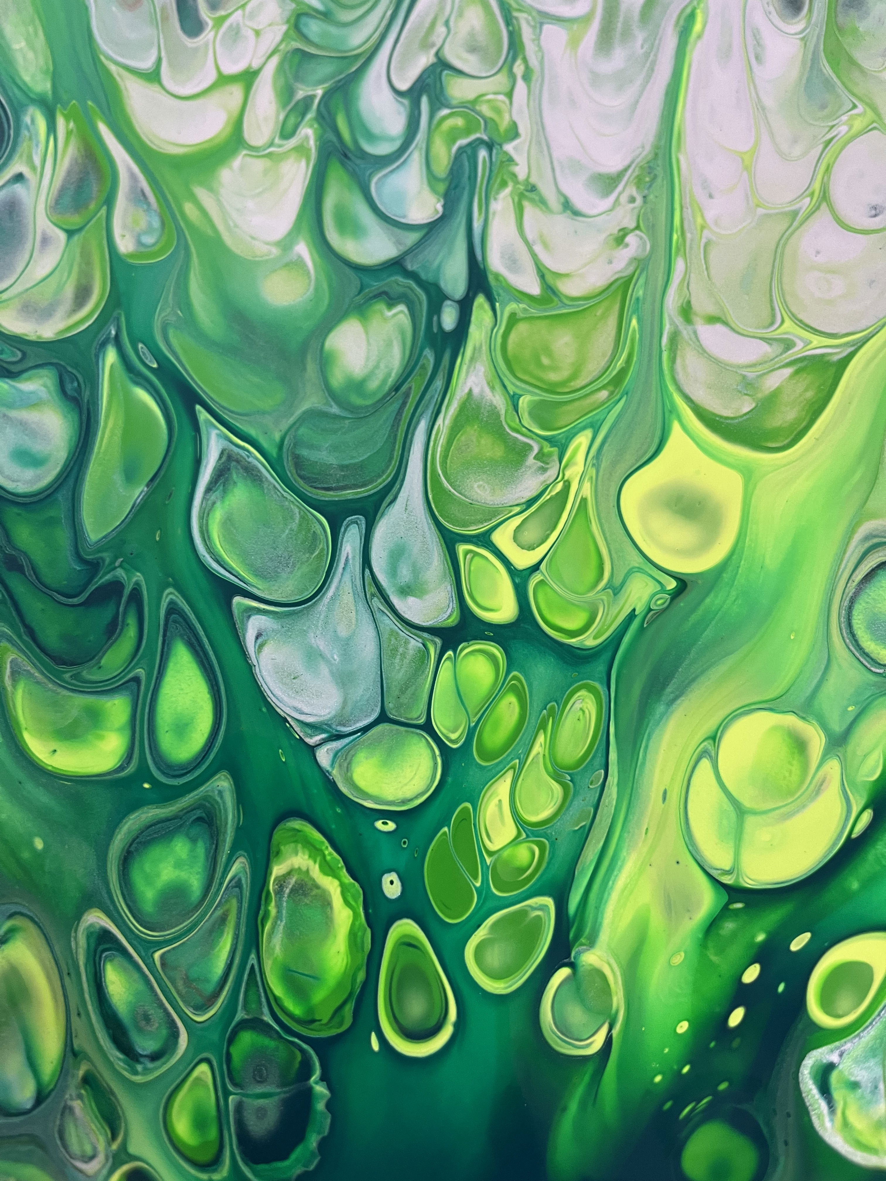 Abstract acrylic painting on canvas. Fluid green and emerald hues intertwine, evoking a sense of depth and organic fluidity reminiscent of an underwater vortex. Artwork style is Abstrakt and technique Acrly auf Leinwand.