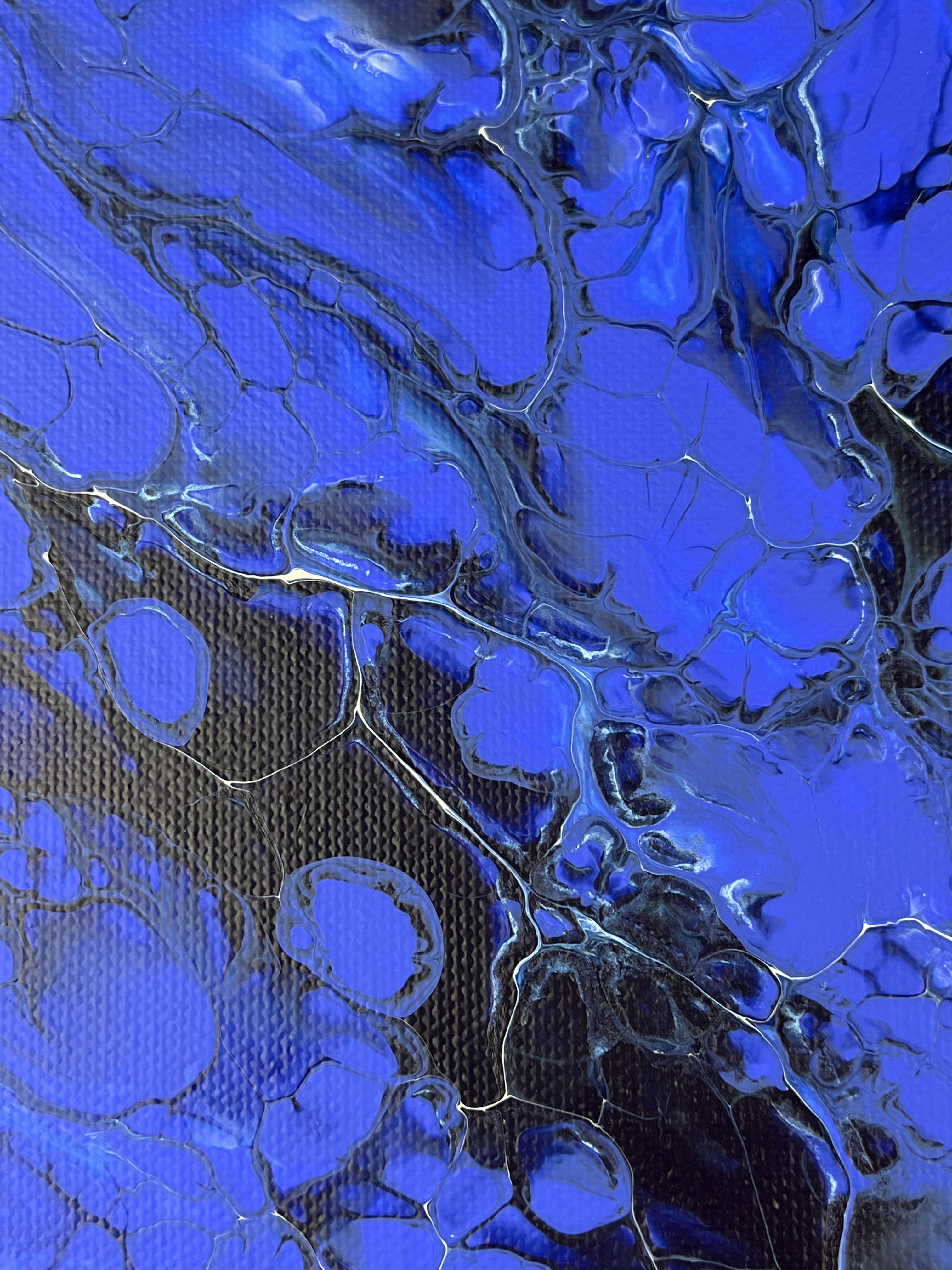 Abstract acrylic painting on canvas showcasing fluidic azure patterns teeming with energetic movement, vibrant textures, and dynamic contrasts against a dark backdrop. Artwork style is Abstrakt and technique Acryl auf Leinwand.