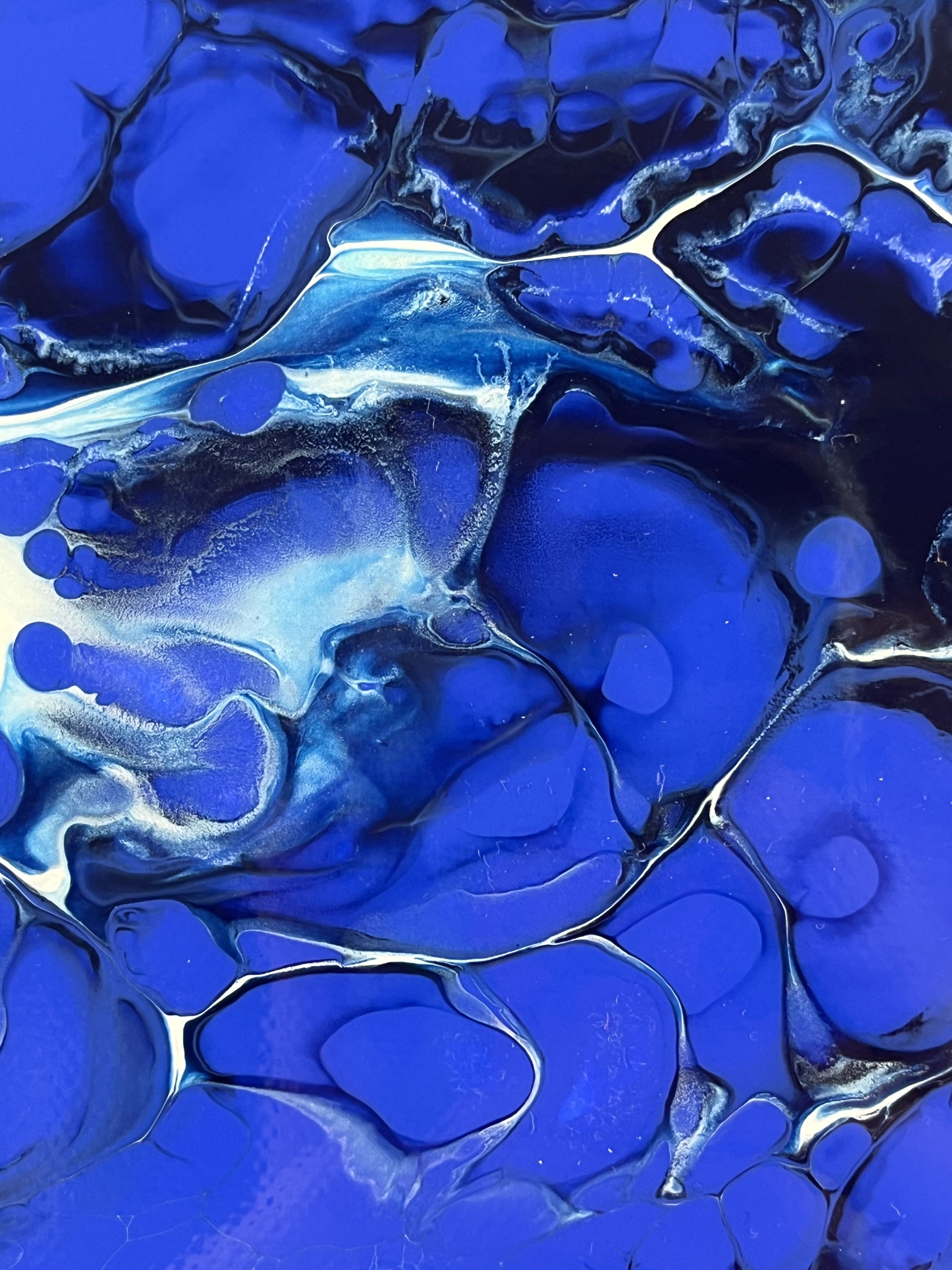 Acrylic on canvas with fluid cobalt contrasts and organic azure forms, capturing dynamic tension and luminous movement in its vibrant, textured splatter. Artwork style is Abstrakt and technique Acryl auf Leinwand.