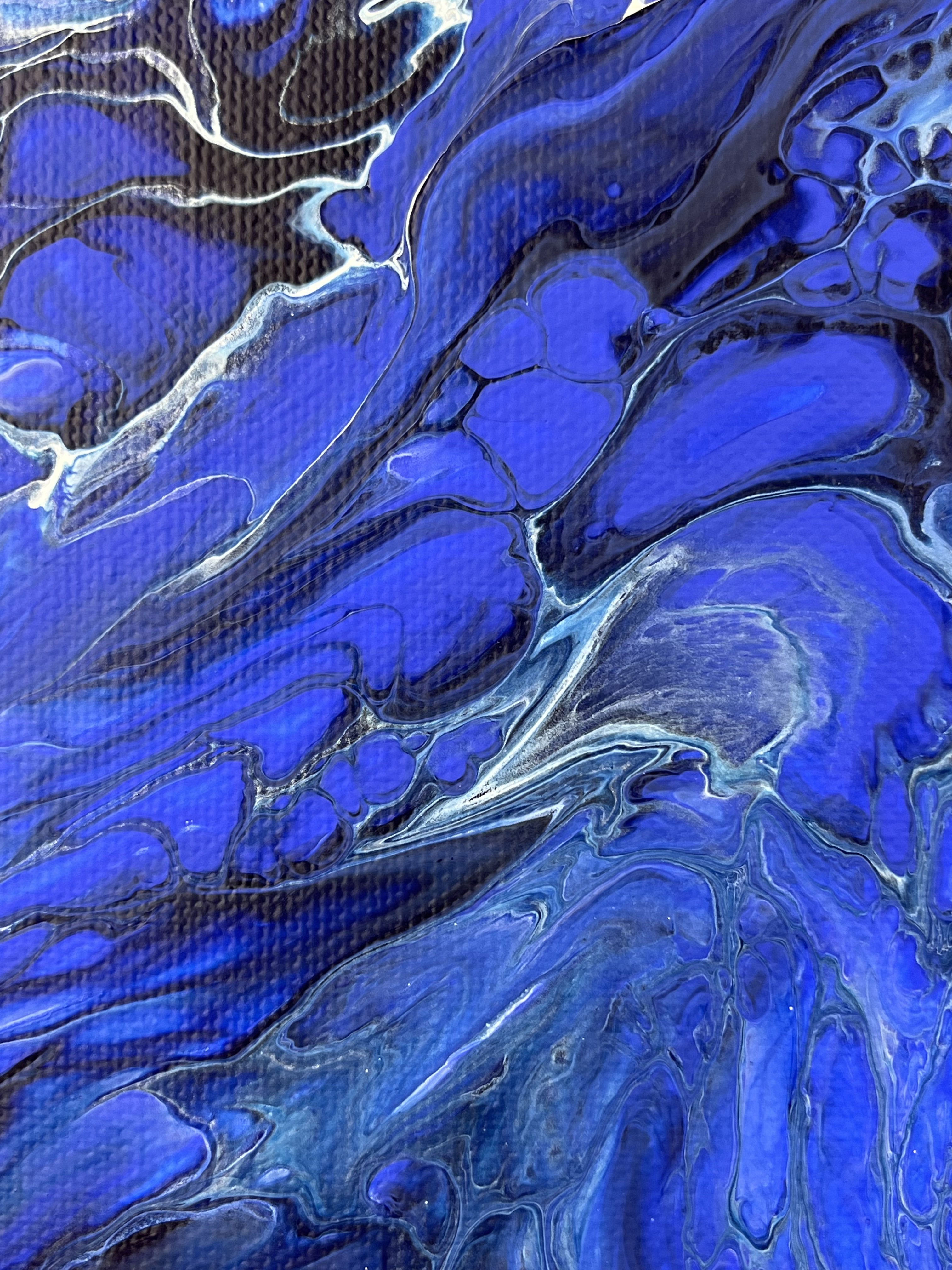 Abstract acrylic, cobalt and azure fluidity on canvas, depicting organic movement and tension. Vibrant textures and dynamic flow evoke intensity and luminosity. Artwork style is Abstrakt and technique Acryl auf Leinwand.