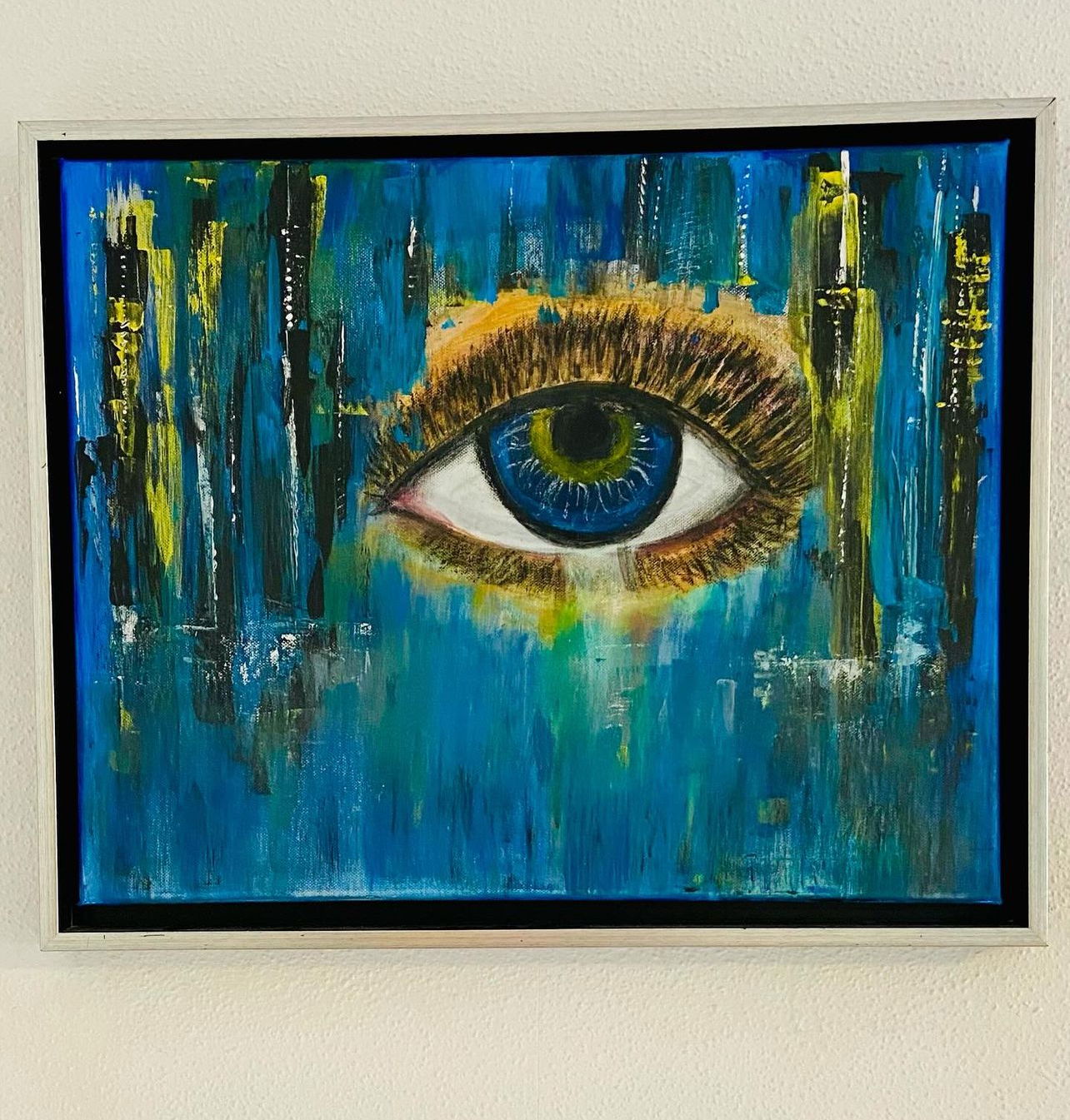 A mesmerizing azure eye peers from abstract strokes, evoking a depth of consciousness and urban mystique amidst reflections of yellow and textured mystery. Artwork style is Abstrakt and technique Mixed Media .