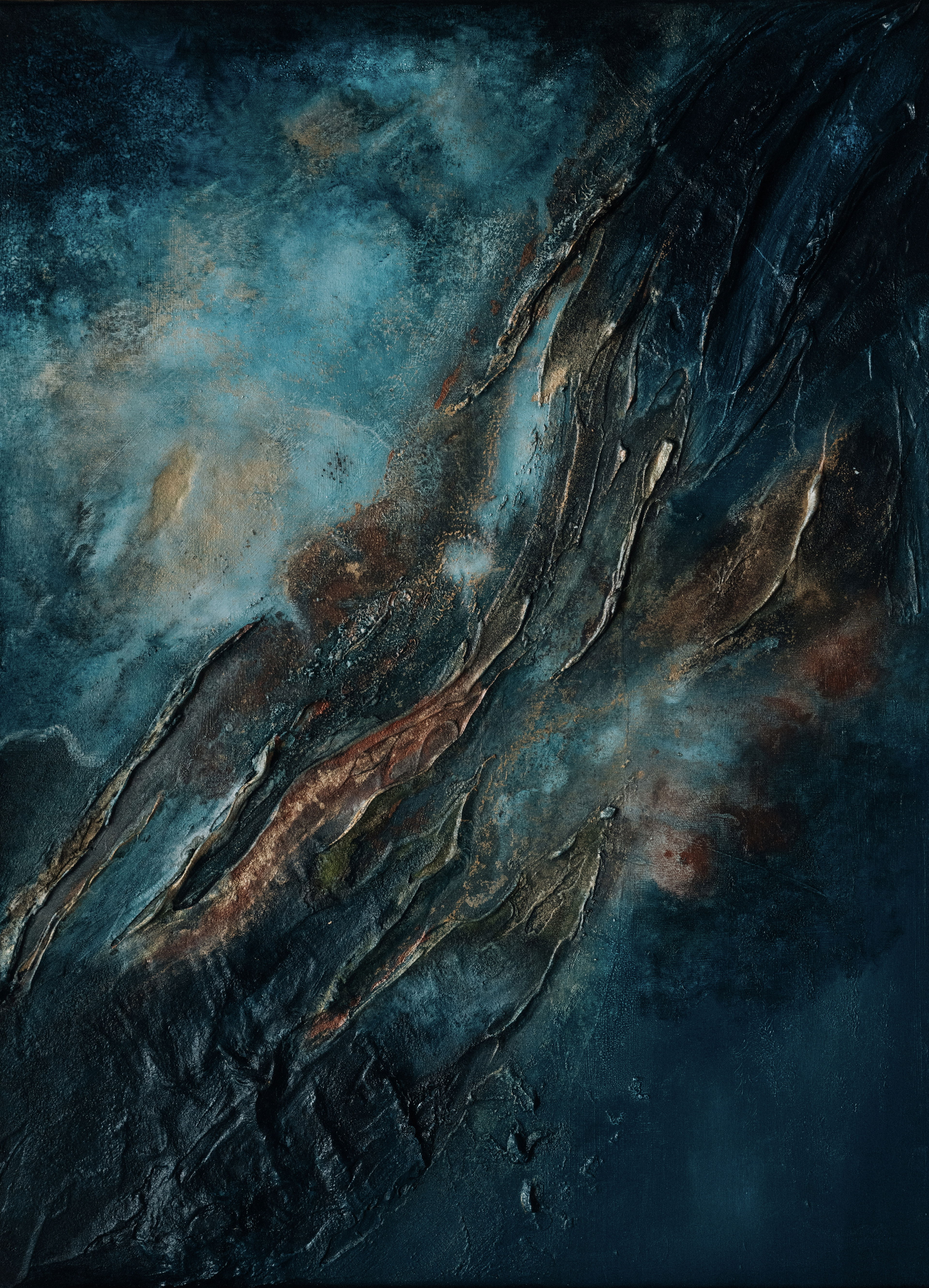 Dynamic abstract art with blue and brown tones. Rich texture and depth suggest earth’s fissures and cosmic fluidity in motion. Abstrakt style, Acryl auf Leinwand, Struktur.
