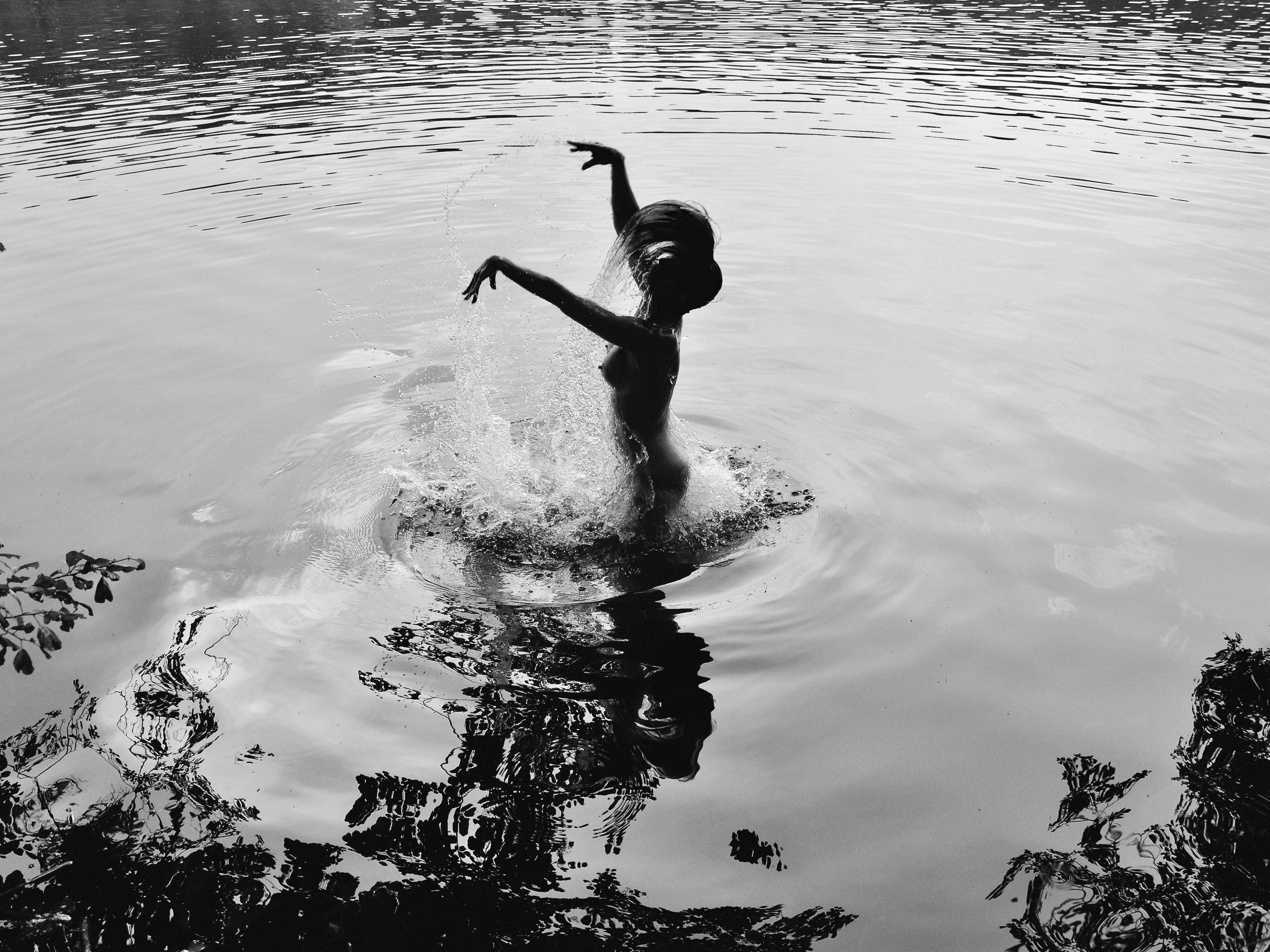 Monochrome canvas depicts a serenely dancing silhouette, merging with water ripples. Reflection and fluidity evoke tranquility and shadowy contrast. Artwork style is Figurativ and technique Sublimationsdruck auf Leinwand.