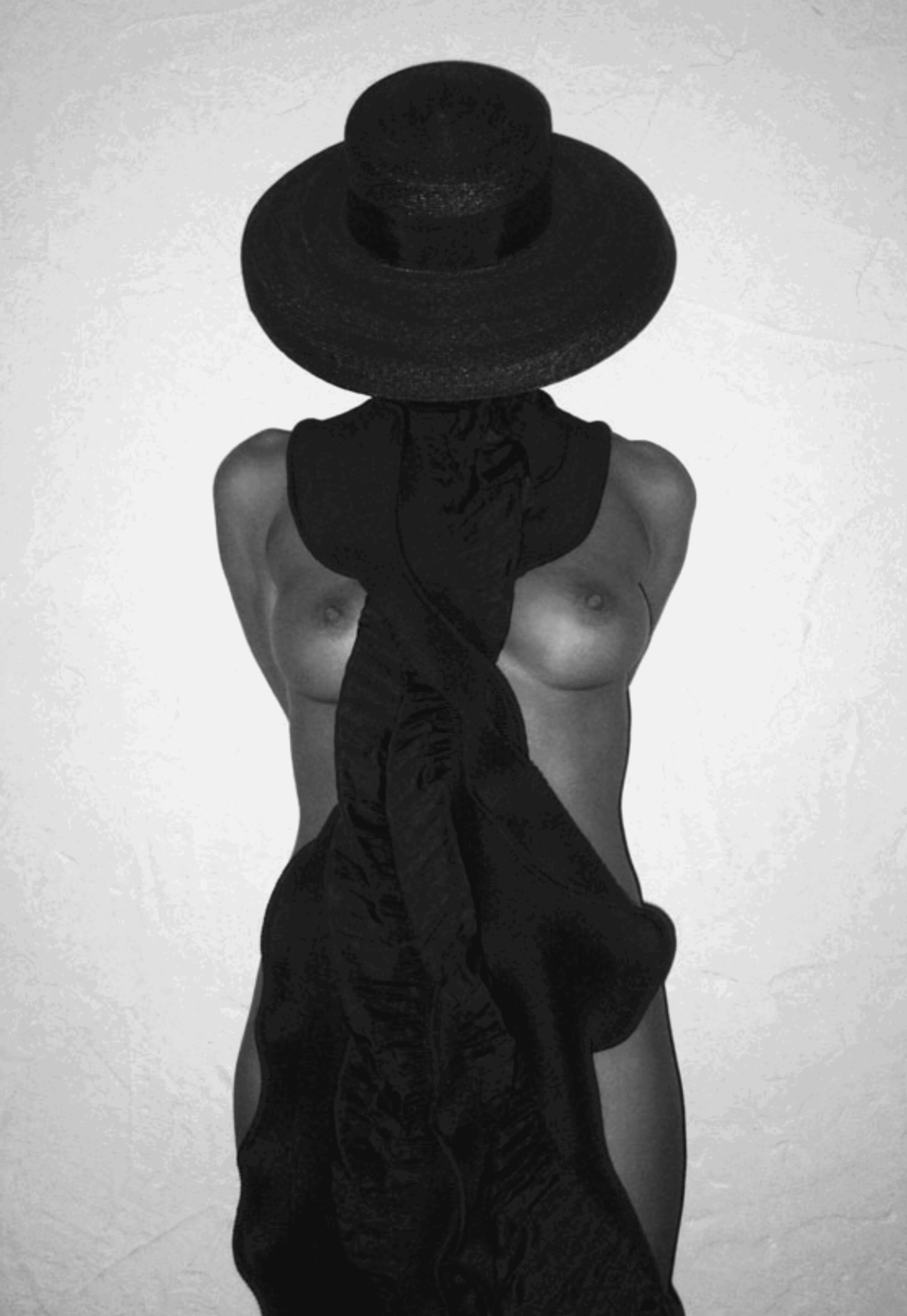 A monochrome artwork of a nude figure with a black hat, draped in dark, textured fabric, evokes a surreal sense of mystery and elegance through shadows and sensual form. Artwork style - Figurativ and technique Sublimationsdruck auf Leinwand .