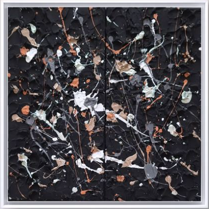 Dynamic abstract acrylic painting with texture paste, showcasing chaotic splatters in black, white, beige, and gray on a dark canvas. Abstrakt style, Acryl und Strukturpaste .