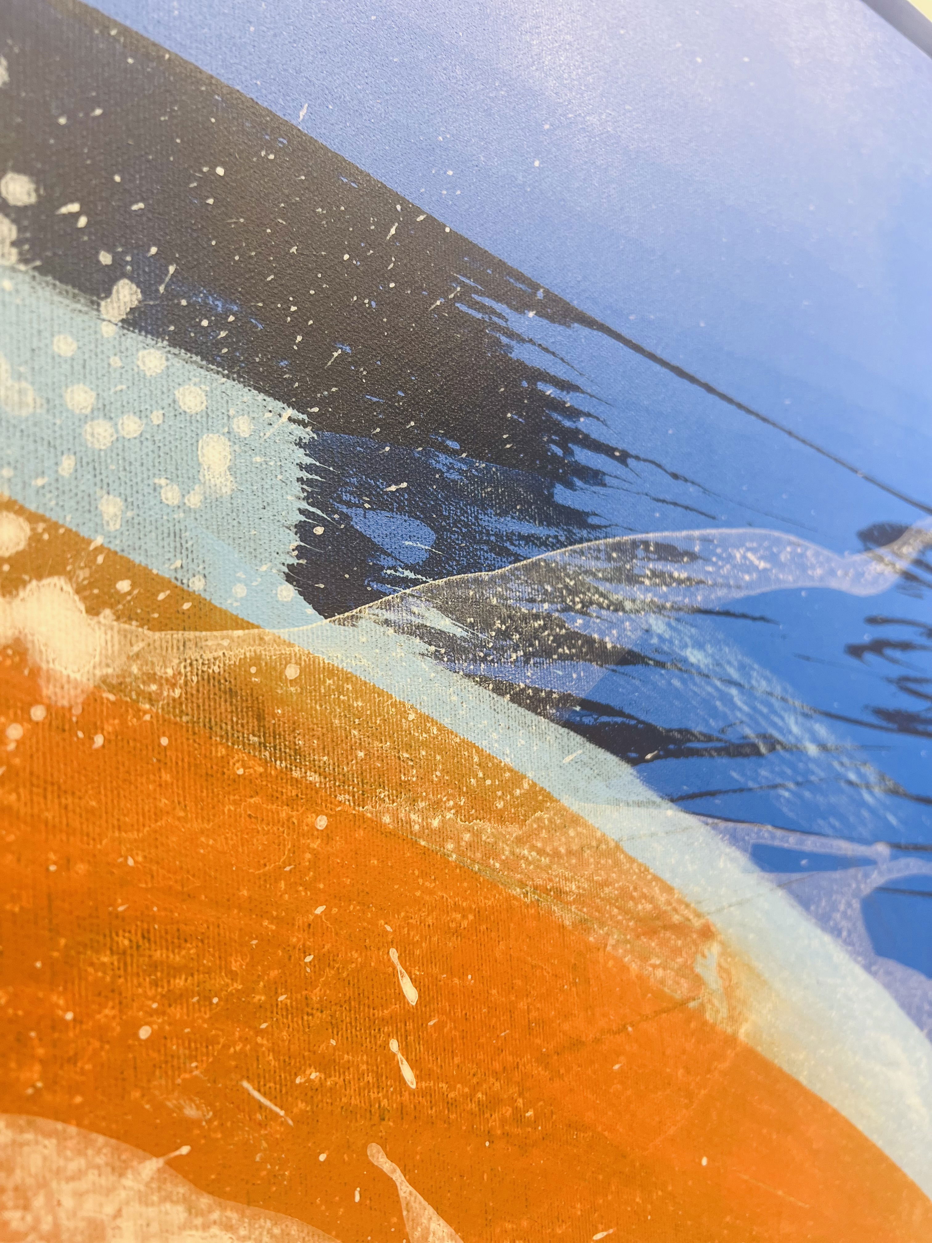 Acryl auf Leinwand abstrakt Kunstwerk mit energiegeladener Vermengung aus azurblauen und bernsteinfarbenen Strudeln, die kosmische Turbulenzen und leuchtende Reflexionen andeuten. Artwork style - Abstrakt and technique Acryl auf Leinwand.