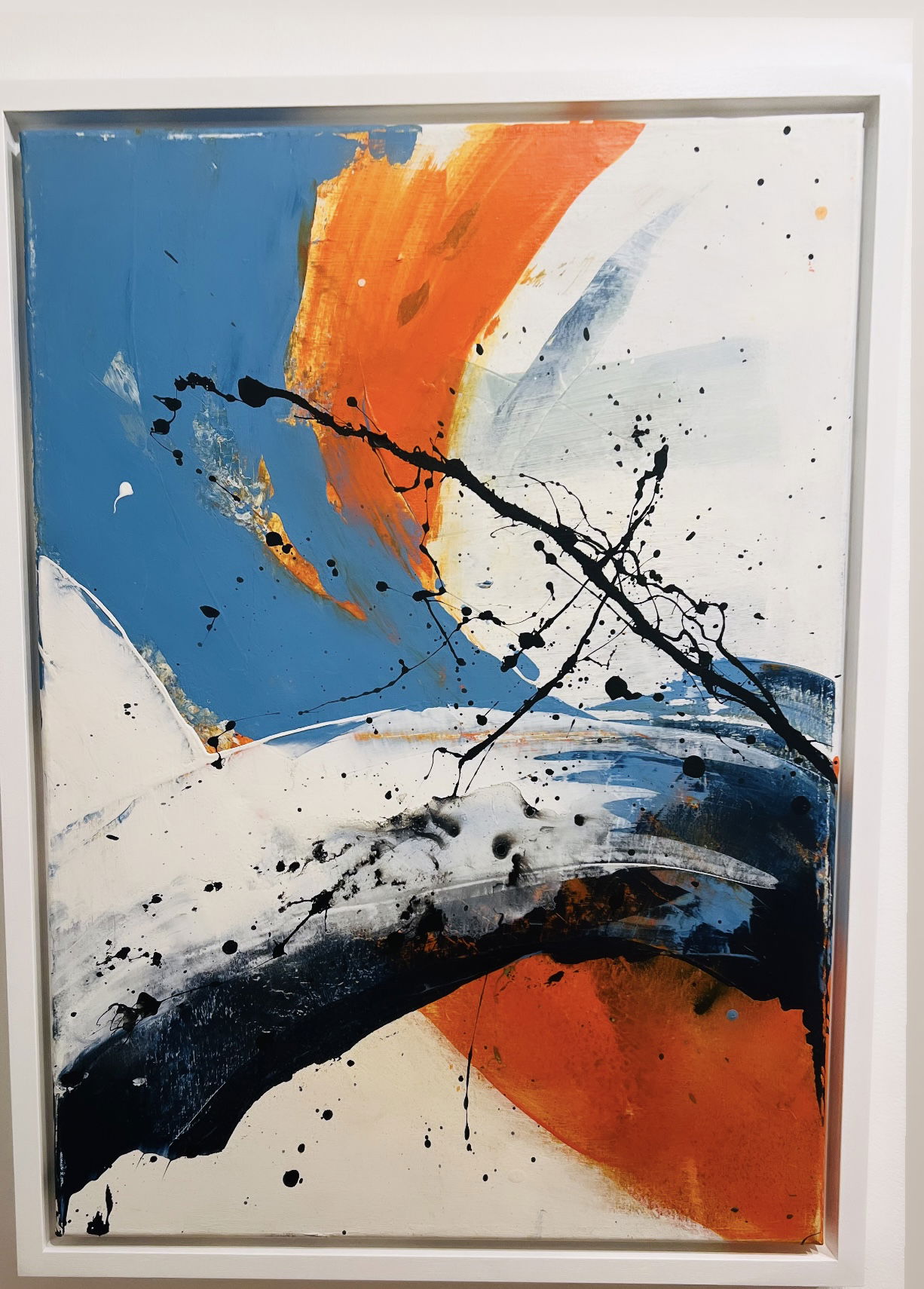 Dynamic abstract painting in acrylic on canvas, featuring vibrant swaths of cobalt and crimson with splatters of ebony, creating a fluid yet tumultuous composition. Artwork style - Abstrakt and technique Acryl auf Leinwand.