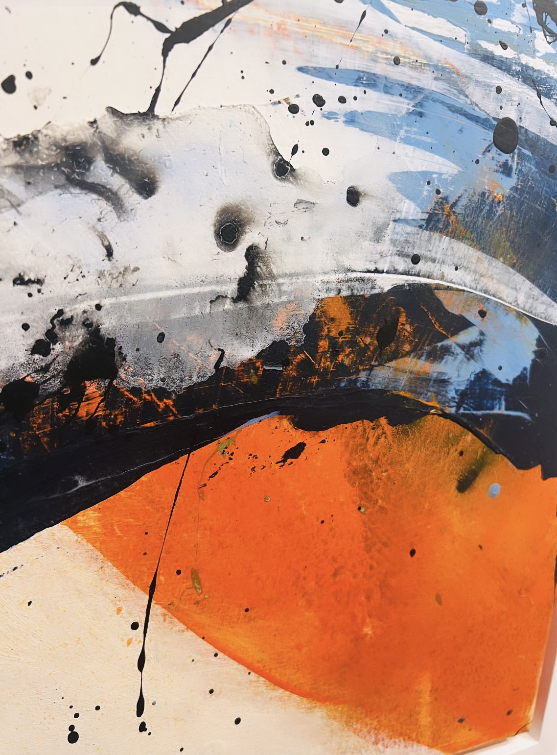 A vibrant acrylic abstraction on canvas, bursting with swaths of crimson and cobalt, ebbs and flows in fluid streaks and tumultuous splatters, evoking serenity amidst eruptive chaos. Artwork style - Abstrakt and technique Acryl auf Leinwand.