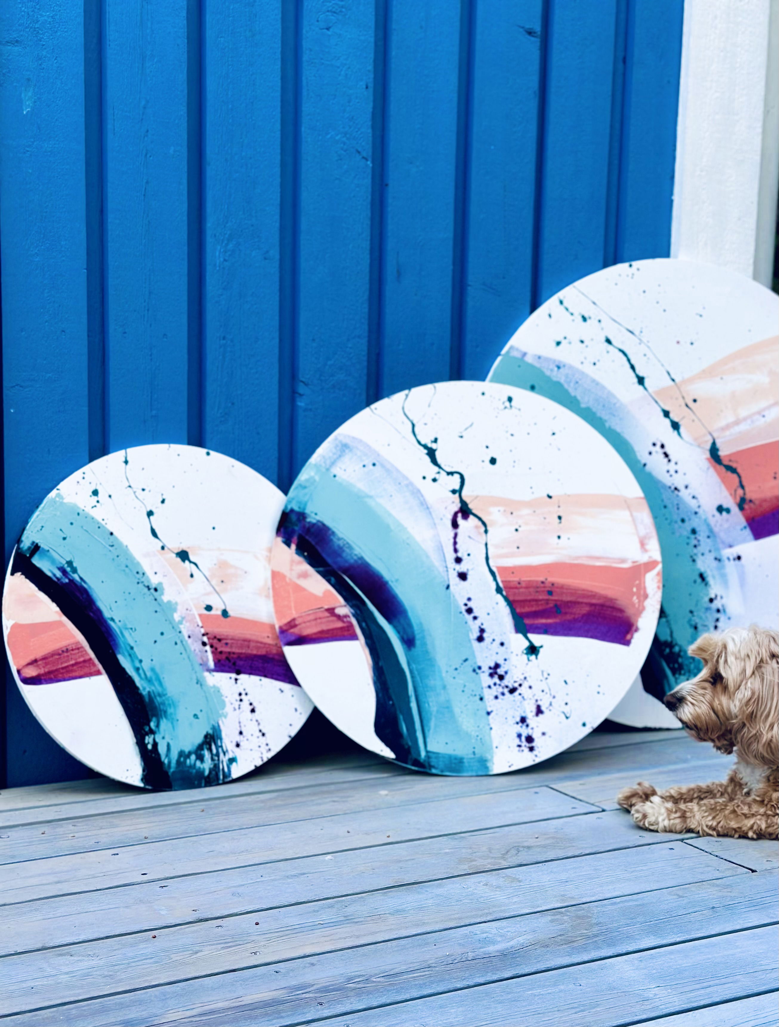 Turquoise and peach arcs with fluid brushwork and dynamic splatters, embodying harmony and modernity in this abstract expressionist acrylic on canvas. Artwork style is Abstrakt and technique Acryl auf Leinwand.