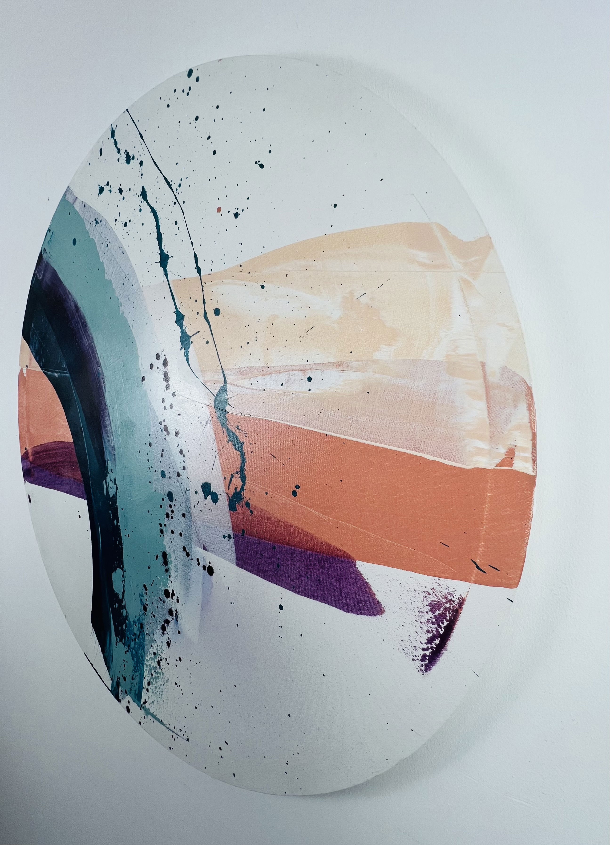 Abstract acrylic painting on canvas with turquoise, peach, and deep purple strokes; dynamic splatters evoke fluid motion and modern harmony within a circular form. Artwork style is Abstrakt and technique Acryl auf Leinwand.