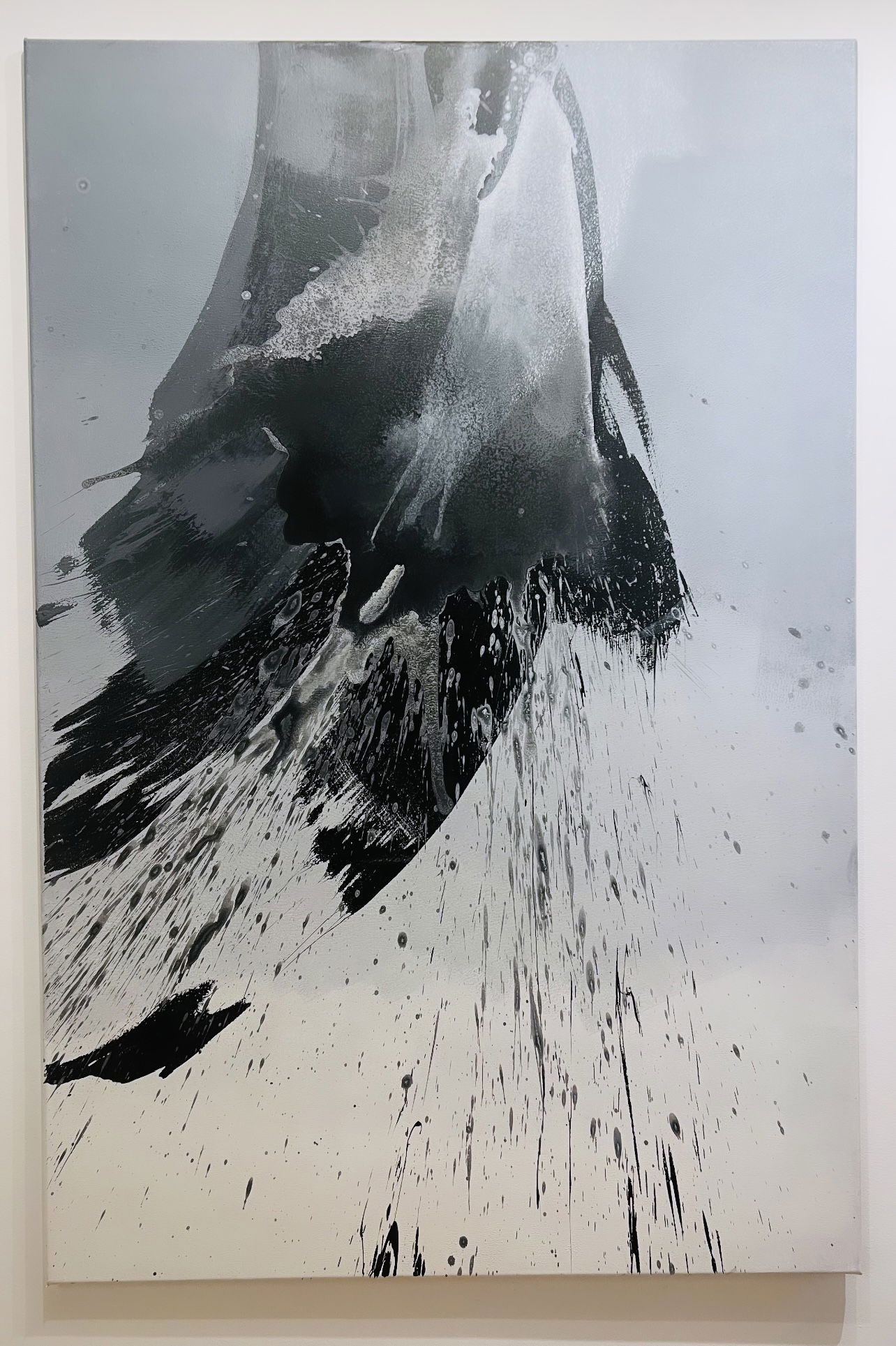 Acrylic abstract painting on canvas, featuring dynamic grayscale splashes and fluid textures that evoke a sense of cascading motion and enigmatic turbulence. Artwork style - Abstrakt and technique Acryl auf Leinwand.