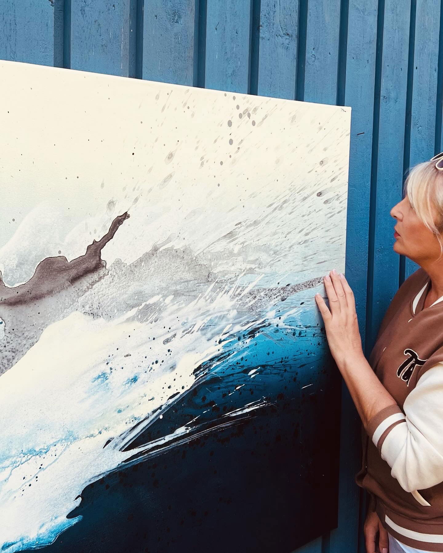 Abstract acrylic art on canvas showcasing dynamic navy and ivory flow, evoking movement and energy like ocean waves under serene skies. Abstrakt style, Acryl auf Leinwand.