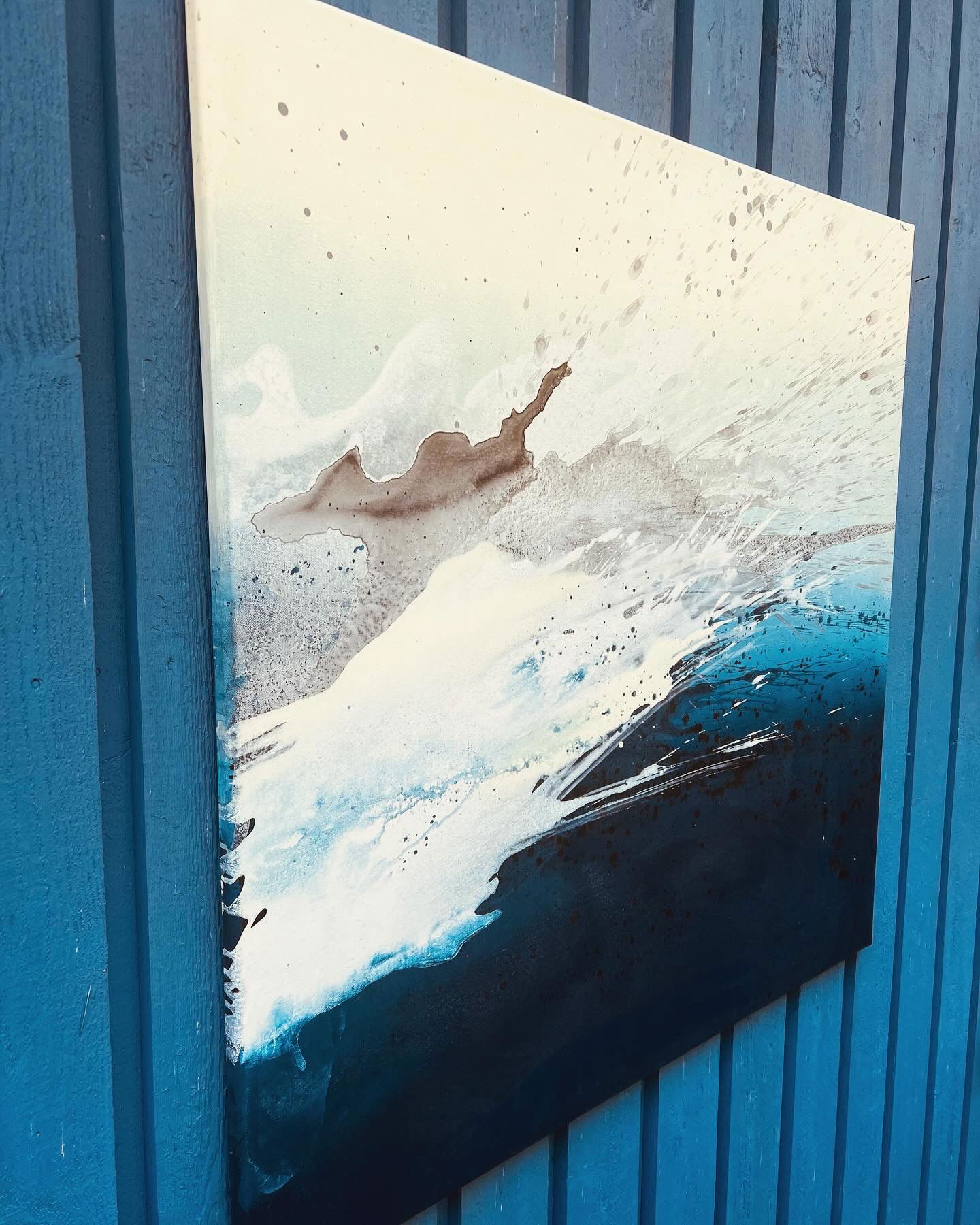 Bold acrylic abstract painting on canvas, featuring dynamic navy and ivory waves, evoking oceanic energy and serene movement. Abstrakt style, Acryl auf Leinwand.