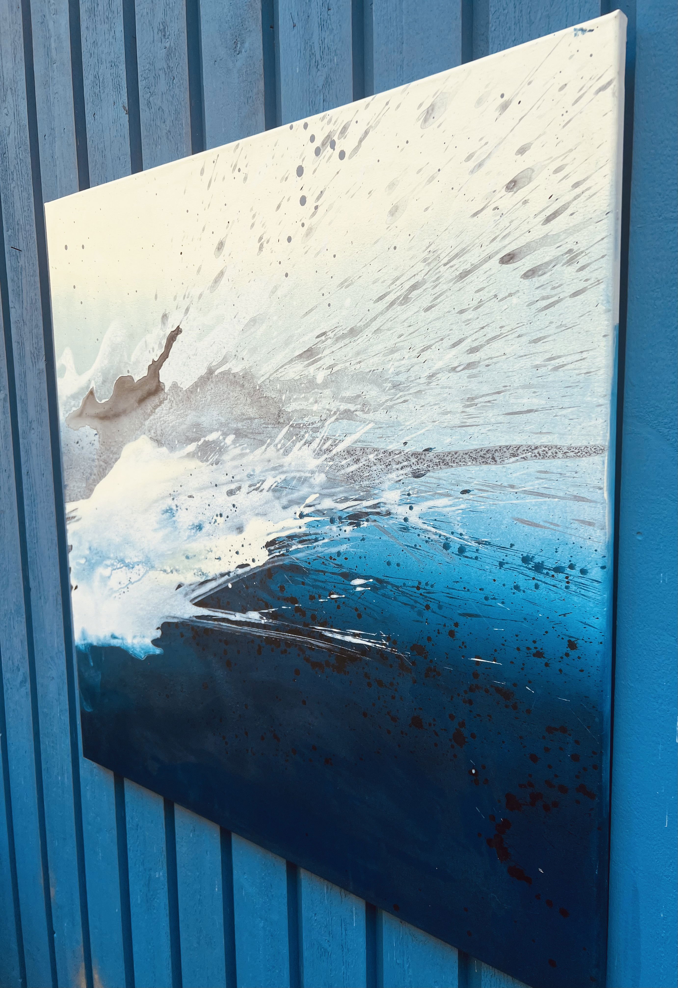 Abstract acrylic on canvas; indigo, ivory flow evokes oceanic depth, dynamic movement; splash invokes serene energy, white contrast. Abstrakt style, Acryl auf Leinwand.