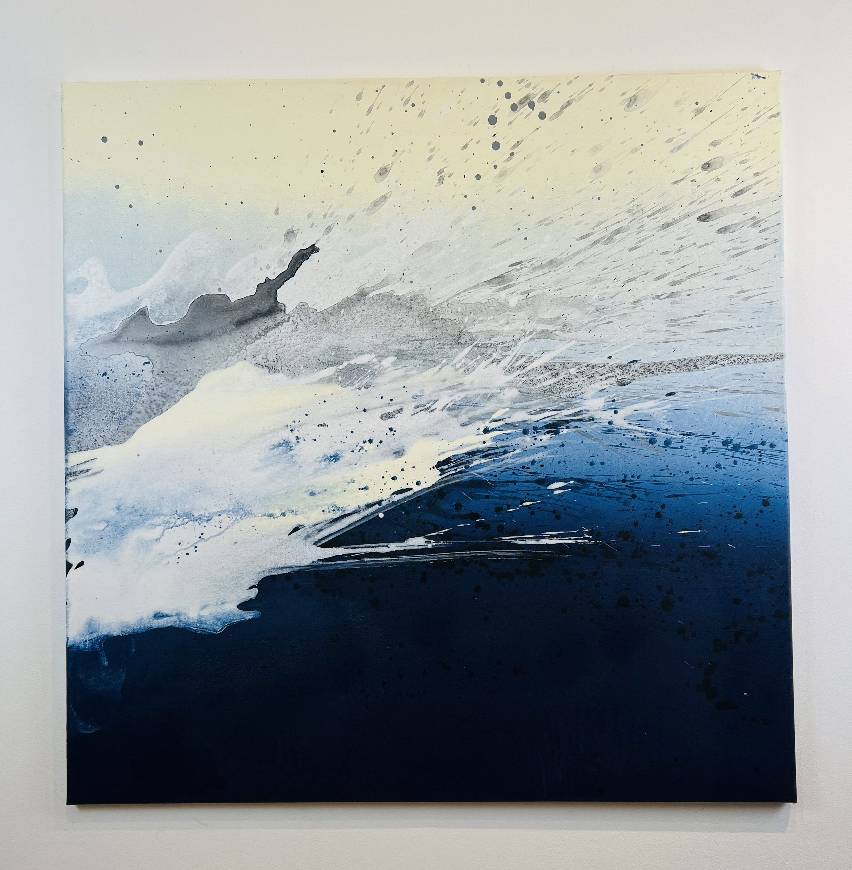 Abstract acrylic painting on canvas with dynamic navy-indigo waves, flow of ivory, and energy, capturing serenity in textured layers. Abstrakt style, Acryl auf Leinwand.