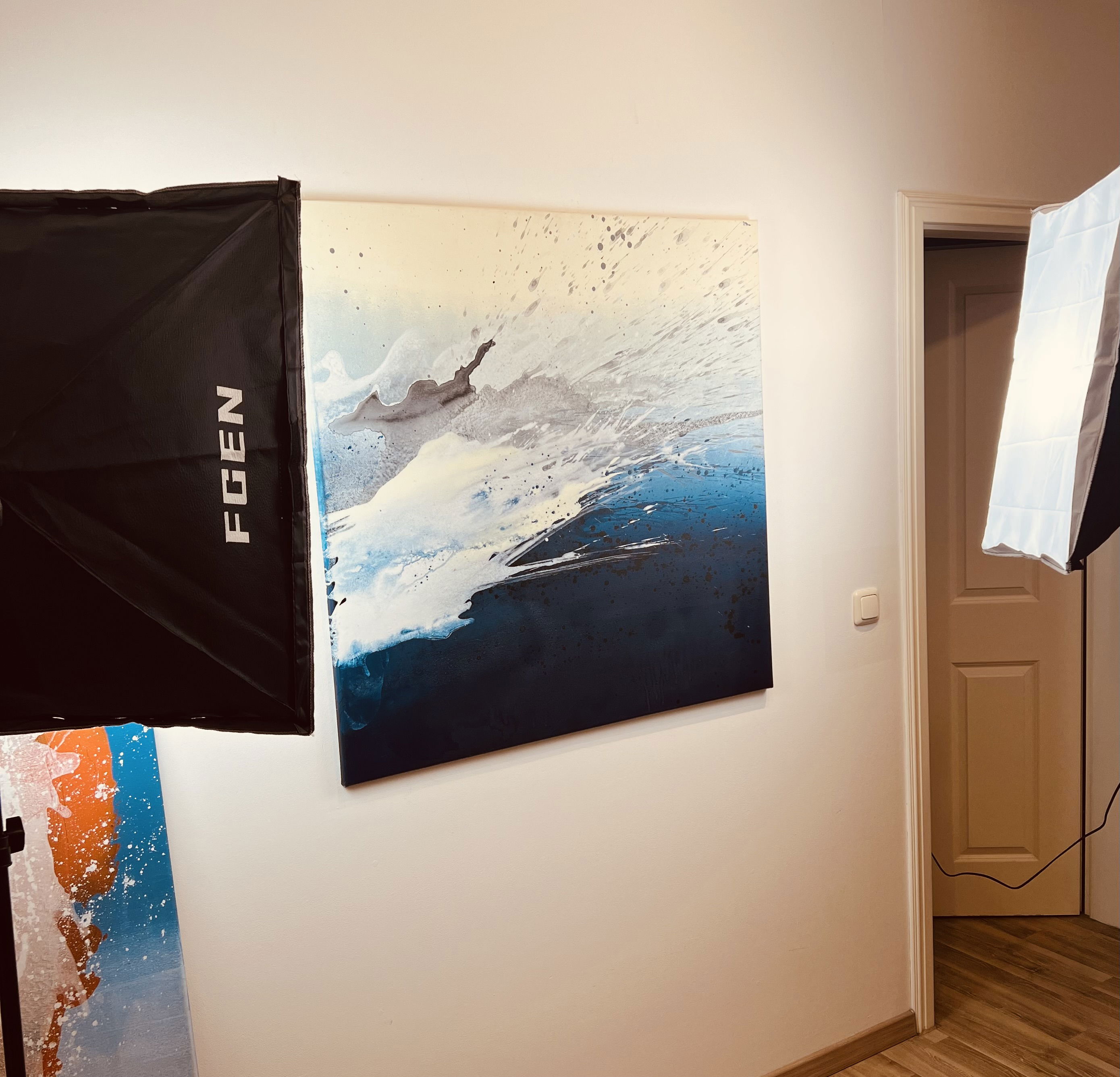 Abstract acrylic artwork on canvas featuring indigo and navy splashes, evoking movement and oceanic waves against ivory depths. Abstrakt style, Acryl auf Leinwand.