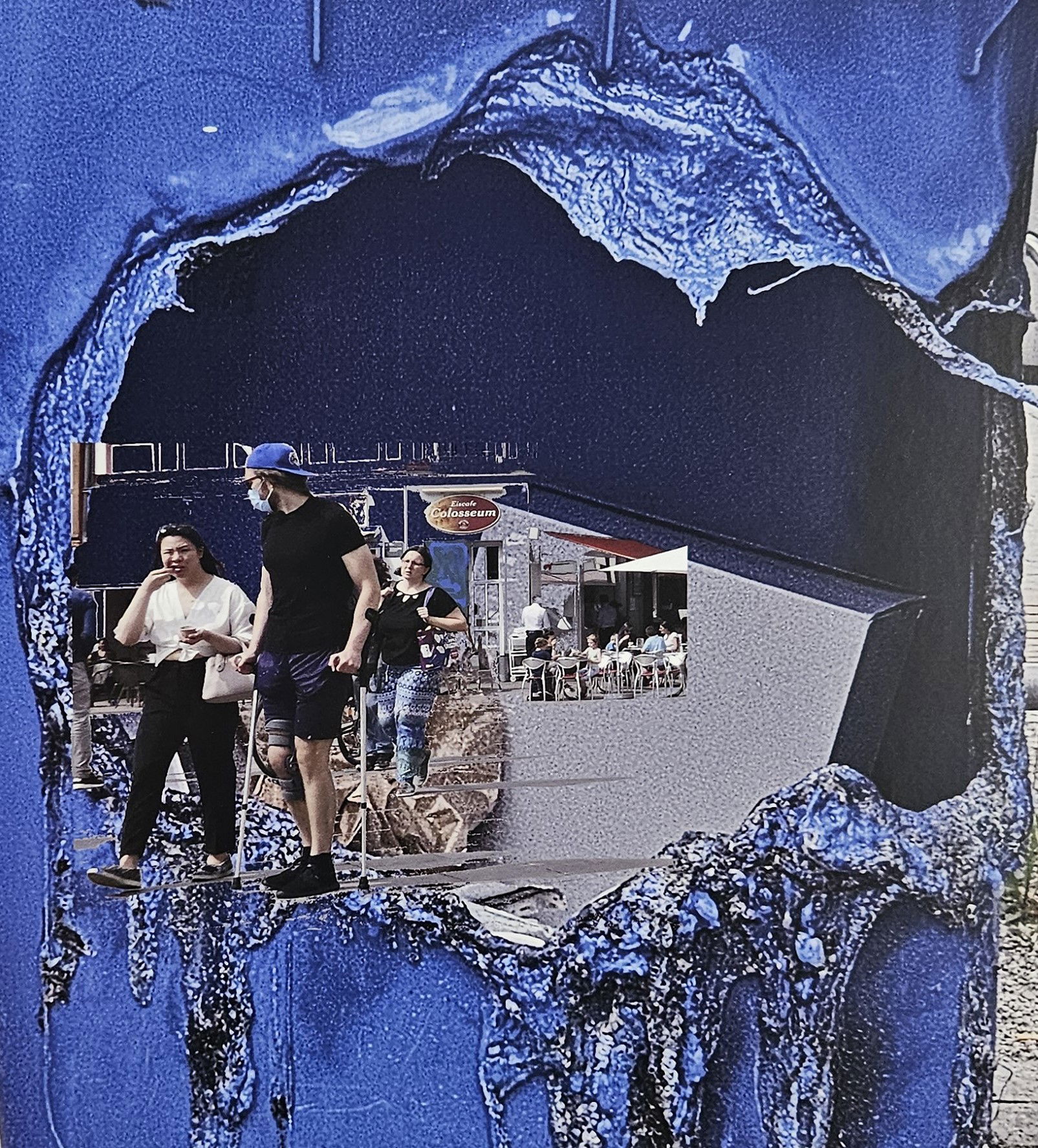 Surreal photomontage of urban life blending with melting blue textures, contrasting reality and illusion in an enigmatic scene. Figurativ style, Fotocollage.