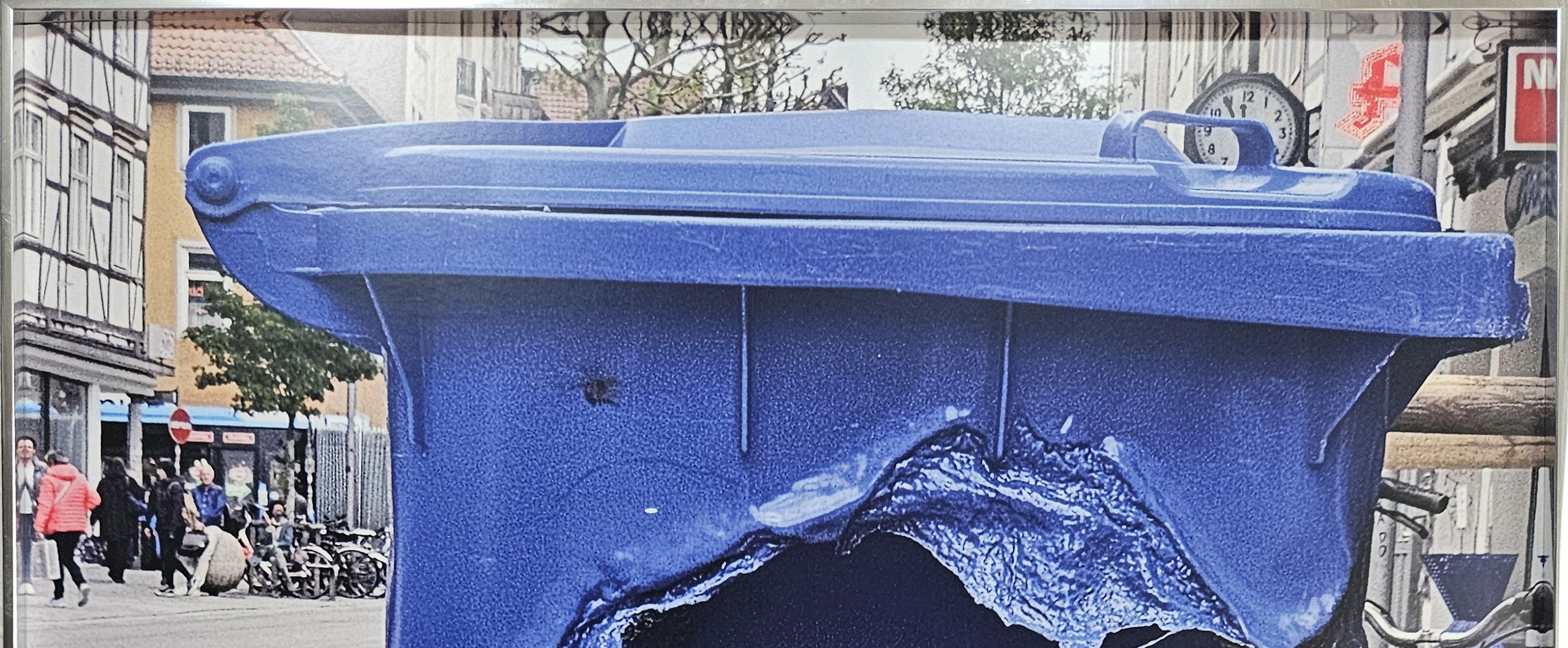 Surreal blue melting trash bin collage juxtaposed in urban street scene, blending reality and illusion with humor and decay elements. Figurativ style, Fotocollage.